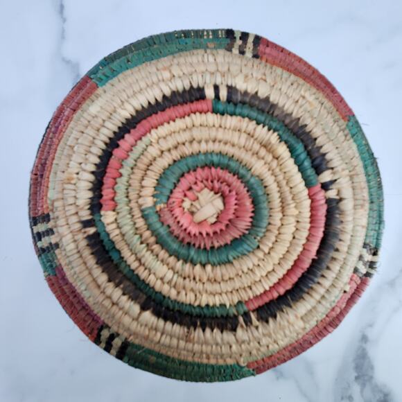 Gorgeous Hand-Woven striped basket bowl made of died grasses aprx. 9 x 5 inches - Picture 3 of 7